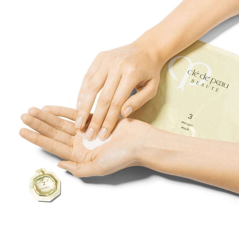 CL? DE PEAU BEAUT? Illuminating Concentrate Set 6 Applications