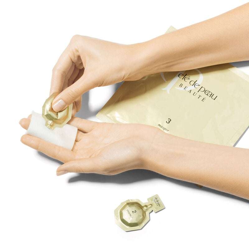 CL? DE PEAU BEAUT? Illuminating Concentrate Set 6 Applications