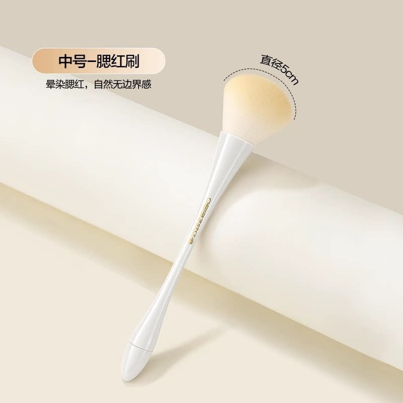 Oeiez Cloud Porcelain Small Waist Blush Brush Medium 1pcs