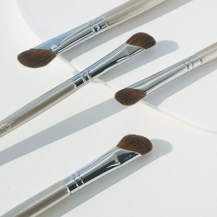 Guoxiaoniu Scythe-Shaped Angled Eyeliner Brush Small #338